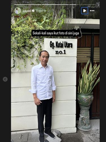 jokowi-berpose-di-depan-rumah-sendiri_34